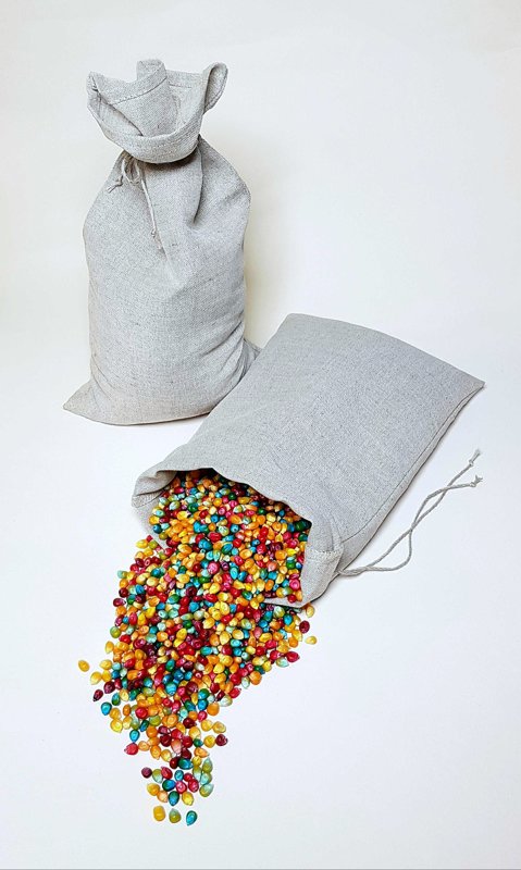 Krāsaini kukurūzas graudi linu maisiņā